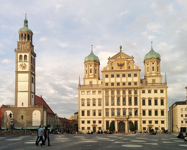 Augsburger Rathaus und Marktplatz mit Perlachturm